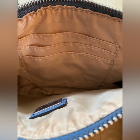 Guess Ladies Jaslynn Crossbody Top Zip - Picture 10 of 11